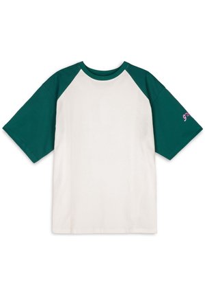 Biała koszulka z ciemnozielonymi raglanowymi rękawami i kołnierzykiem, krótkimi rękawami i małym różowym napisem na lewym rękawie.