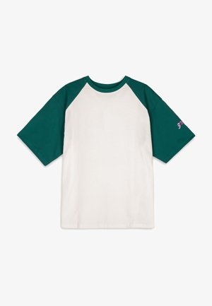 T-shirt blanc avec manches raglan vert foncé et col, manches courtes, et petit texte rose sur la manche gauche.