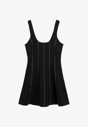 Robe noire sans manches avec de larges bretelles et des détails de couture blanche verticale, évasée à la taille.