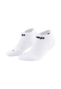Ein Paar weiße, knöchelhoge Sportsocken mit schwarzem Textbranding am Knöchelaufschlag auf einem schlichten weißen Hintergrund.