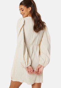 Bubbleroom AXELLE mleczny