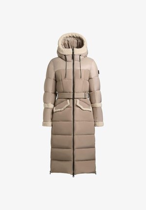 Manteau rembourré beige avec col haut et capuche amovible. Présente des bordures texturées, deux poches frontales et une taille cintrée avec une ceinture.