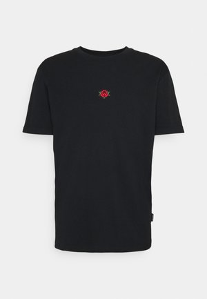 Zwarte katoenen t-shirt met een kleine rode rozenborduring op de borst; korte mouwen, ronde hals en een losse fit.