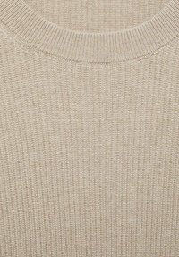 Beige gerippter Strickstoff mit Rundhalsausschnitt, der die detaillierte Textur und Naht eines Pullovers oder Kleidungsstücks zeigt.