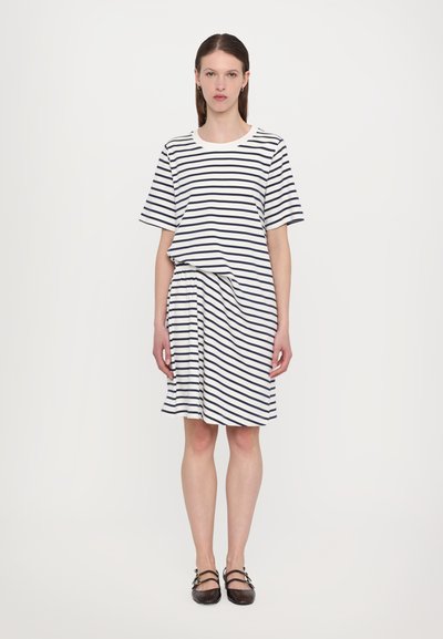 Gestreepte jurk in navy en witte katoenmix, met korte mouwen, een ronde halslijn en een gathered taille voor extra textuur.