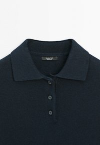 Marineblaues, gestricktes Poloshirt mit geripptem Kragen, dreiknöpfigem Verschluss und strukturiertem Stoff. Das Etikett trägt die Aufschrift "Massimo Dutti."