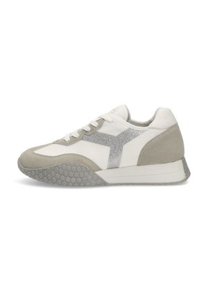 Zapatilla ligera con una combinación de colores en blanco y gris, detalles en ante y purpurina, suela texturizada hexagonal y diseño de punta redondeada.