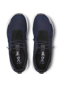 Baskets de sport marines avec une tige en mesh respirant, un col rembourré et des lacets élastiques. Semelle blanche avec un logo discret sur la languette et le côté.