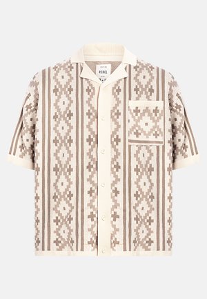 Πουκάμισο με κοντά μανίκια και κουμπιά, με γεωμετρικές κάθετες ρίγες σε μπεζ και καφέ αποχρώσεις και τσέπη στο μπροστινό μέρος που ταιριάζει, σε ανοιχτό φόντο.