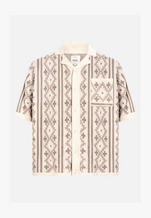 Πουκάμισο με κοντά μανίκια και κουμπιά, με γεωμετρικές κάθετες ρίγες σε μπεζ και καφέ αποχρώσεις και τσέπη στο μπροστινό μέρος που ταιριάζει, σε ανοιχτό φόντο.