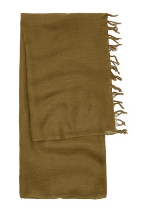 Oliwkowy szal wykonany z miękkiej, teksturowanej tkaniny; ma postrzępione krawędzie oraz subtelny wzór w jodełkę.