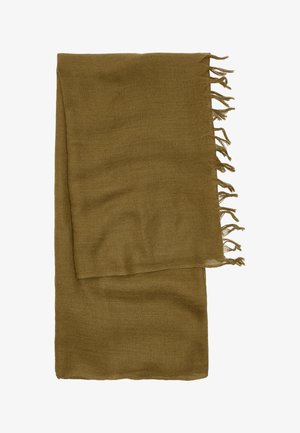 Oliwkowy szal wykonany z miękkiej, teksturowanej tkaniny; ma postrzępione krawędzie oraz subtelny wzór w jodełkę.