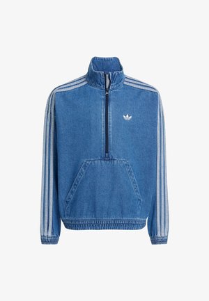 Niebieska dżinsowa kurtka sportowa Adidas z białym logo na piersi i trzema paskami biegnącymi wzdłuż ramienia i rękawa.