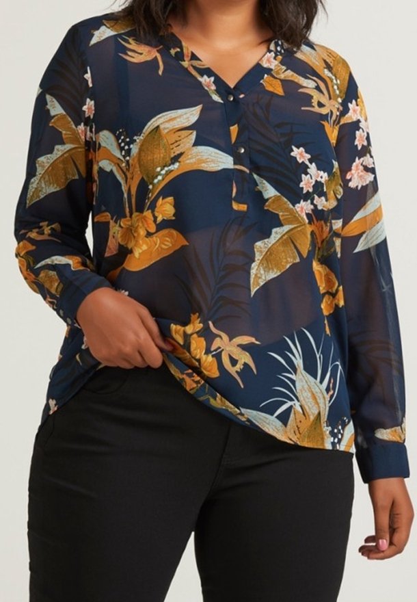 Blouse à manches longues bleu marine avec imprimé floral en or, orange et blanc. Présente un col en V et un détail de boutons, confectionnée dans un tissu léger.