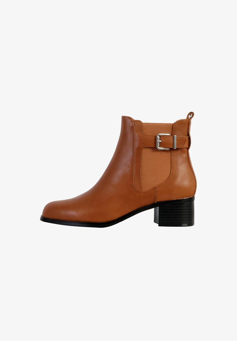 Bottine en cuir tan avec un bout arrondi, un panneau latéral élastique et un accent en boucle en métal. Présente un talon bas en bloc et une texture lisse.