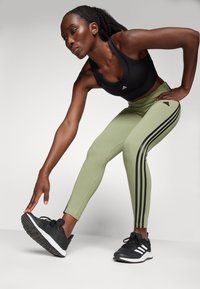 adidas Sportswear FUTURE ICONS THREE STRIPES LEGGING - Punčochy - tent green