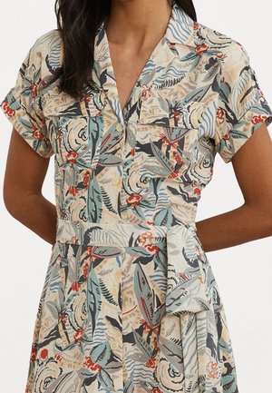 Vestido de manga corta con botones, estampado floral abstracto en tonos beige, azul, rojo y verde, con bolsillos en el pecho y cinturón de cintura atado.