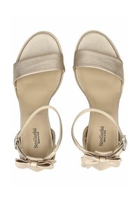 Goldene Sandalen mit offenem Zehenbereich, Knöchelriemen, metallischen Schleifen an den Absätzen und flachen Sohlen, Marke NeroGiardini, Made in Italy.