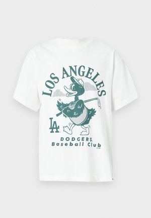 Hvid t-shirt med grøn grafik af en and i en baseballkasket, der holder en bat, med teksten "Los Angeles Dodgers Baseball Club".