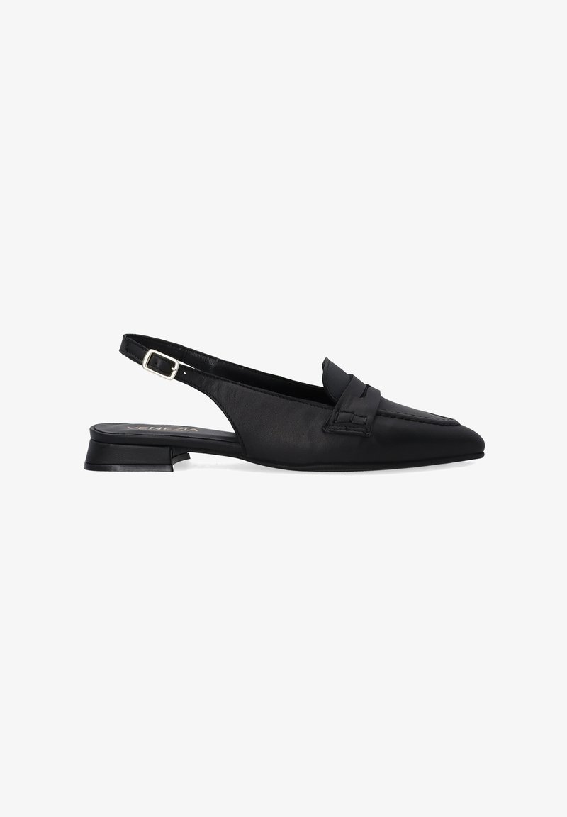 Czarne skórzane buty na odkrytej pięcie z wydłużonym noskiem, niskim obcasem w kształcie bloku oraz ozdobnym wiązaniu z przodu. Gładka tekstura, minimalistyczny design.