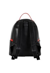 Mochila de cuero sintético negro con acentos rojos, que presenta una forma redondeada, correas ajustables y un asa en la parte superior para llevar.