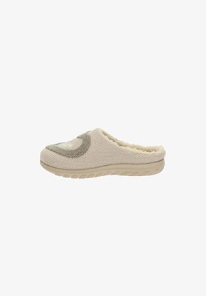 Pantofole beige con tessuto testurizzato, morbida fodera e suola in gomma imbottita. Presentano un design curvo e un accento decorativo sul la tomaia.