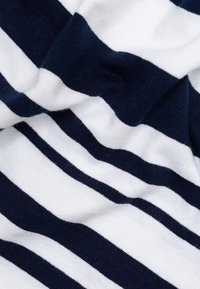 Tela suave con rayas horizontales en azul marino y blanco, mostrando una textura ligeramente arrugada.