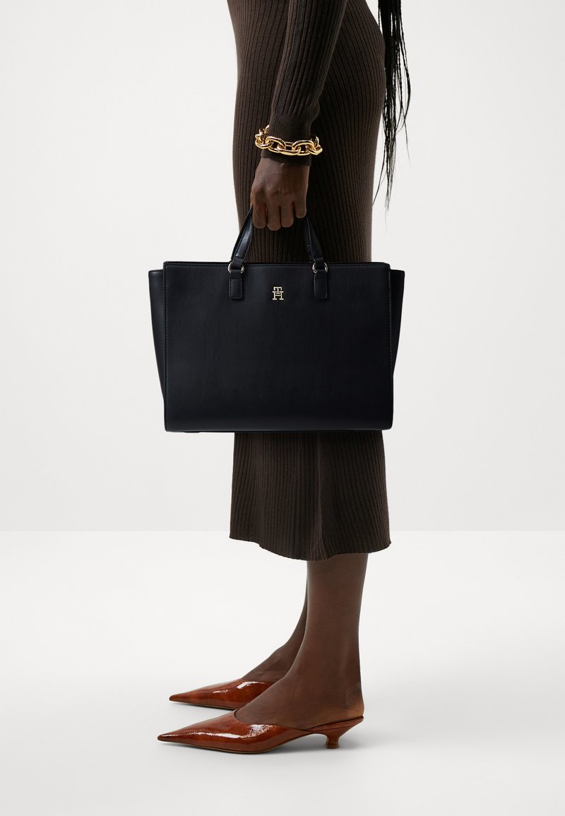 Tommy Hilfiger - FRESH SATCHEL - Käekott - black, Suurenda