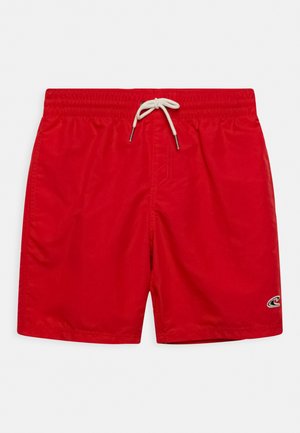 Shorts de bain rouges avec une taille élastique, cordon de serrage beige et poches latérales. Présente un petit logo sur le côté inférieur. Texture lisse.
