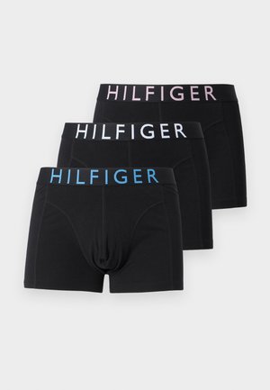 Τρία μαύρα εσώρουχα boxer με ελαστικές ζώνες μέσης που δείχνουν τη λέξη «HILFIGER» με μπλε, λευκά και ροζ γράμματα, τοποθετημένα στοιβαγμένα σε λευκό φόντο.
