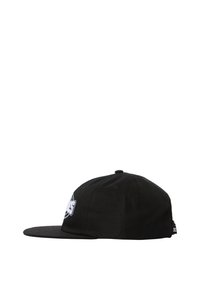 Gorra snapback negra con visera plana, logo bordado en la parte frontal y cinta ajustable en la parte trasera. Tela texturizada.