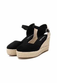 Zapatos de cuña de ante negro con suela de plataforma de yute y una correa al tobillo con hebilla de metal. Tela texturizada en diseño recortado.