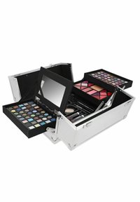 Sølv makeup-etui med flere rum, der indeholder farverige øjenskyggepaletter, læbeprodukter, et spejl og forskellige værktøjer.