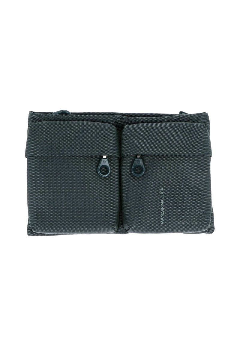 Sac texturé gris avec deux compartiments zippés, doté d'une fermeture éclair à matériel lisse et d'un logo embossé sur le devant.