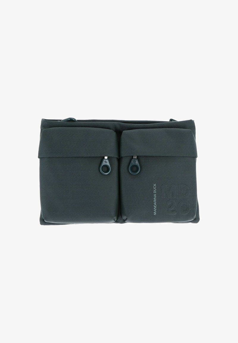 Sac texturé gris avec deux compartiments zippés, doté d'une fermeture éclair à matériel lisse et d'un logo embossé sur le devant.