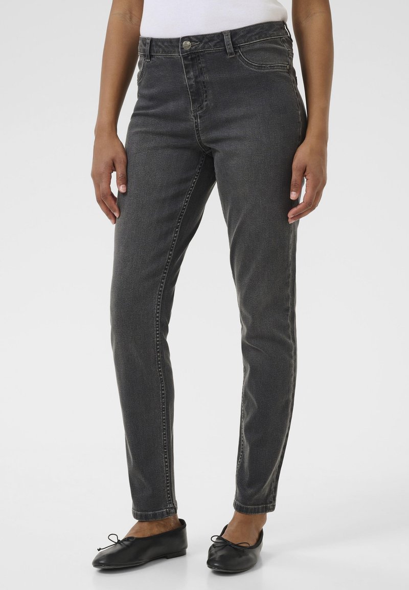 Jeans en denim gris avec une coupe ajustée, poches standard, fermeture éclair, et des détails de couture élaborés le long des coutures.