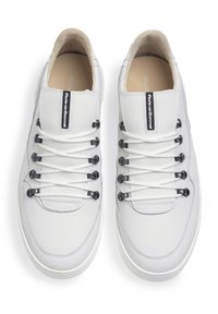 Sneakers in pelle bianca con dettagli grigi, punta rotonda, suola piatta in gomma e occhielli neri a contrasto. Presentano un'etichetta con il logo sulla linguetta.