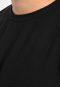 Schwarzes Baumwoll-T-Shirt mit rundem Halsausschnitt, glatter Textur und kurzen Ärmeln, das ein einfaches, klares Design ohne Verzierungen aufweist.