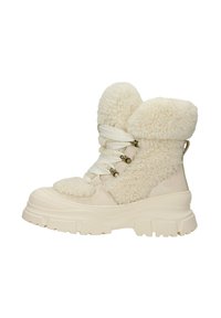 Witte enkellaarsjes met een voering van bont, een dikke zool, een ontwerp van gemixte materialen, dikke veters en accenten van goudkleurig metaal.