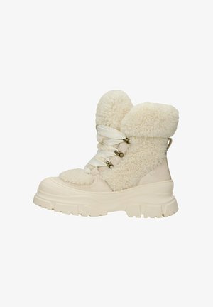 Witte enkellaarsjes met een voering van bont, een dikke zool, een ontwerp van gemixte materialen, dikke veters en accenten van goudkleurig metaal.