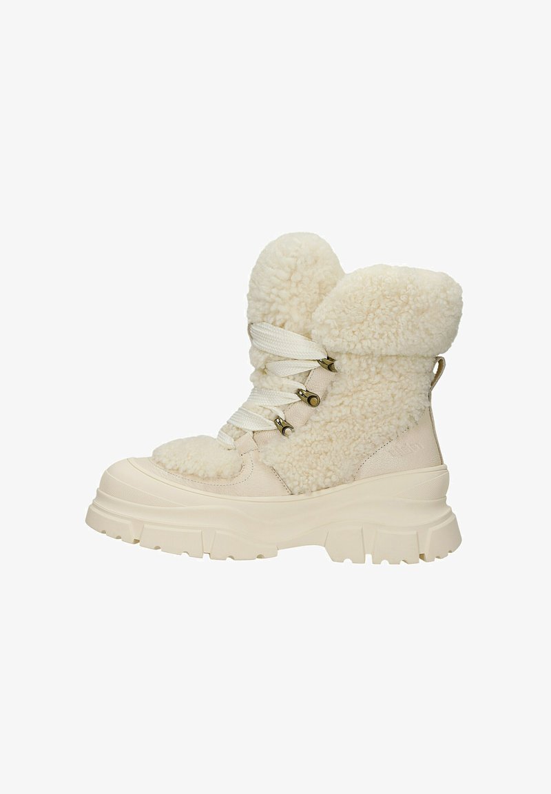 Witte enkellaarsjes met een voering van bont, een dikke zool, een ontwerp van gemixte materialen, dikke veters en accenten van goudkleurig metaal.