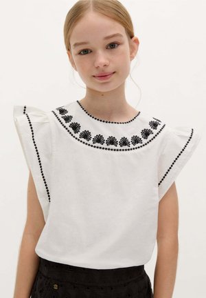 Witte blouse met korte, gerimpelde mouwen, versierd met zwarte bloemenborduursels rond de halslijn en zoom. Gladde stof met een ontspannen pasvorm.