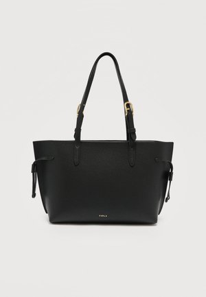 Μαύρη δερμάτινη τσάντα tote με δύο μακριές λαβές, χρυσές αγκράφες, πλαϊνούς δεσμούς και μικρό λογότυπο "Furla" μπροστά.