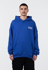 Felpa con cappuccio blu in cotone con tasca frontale. Presenta un logo testuale bianco "PEQUS" sul petto sinistro. Vestibilità comoda, polsini a costine.