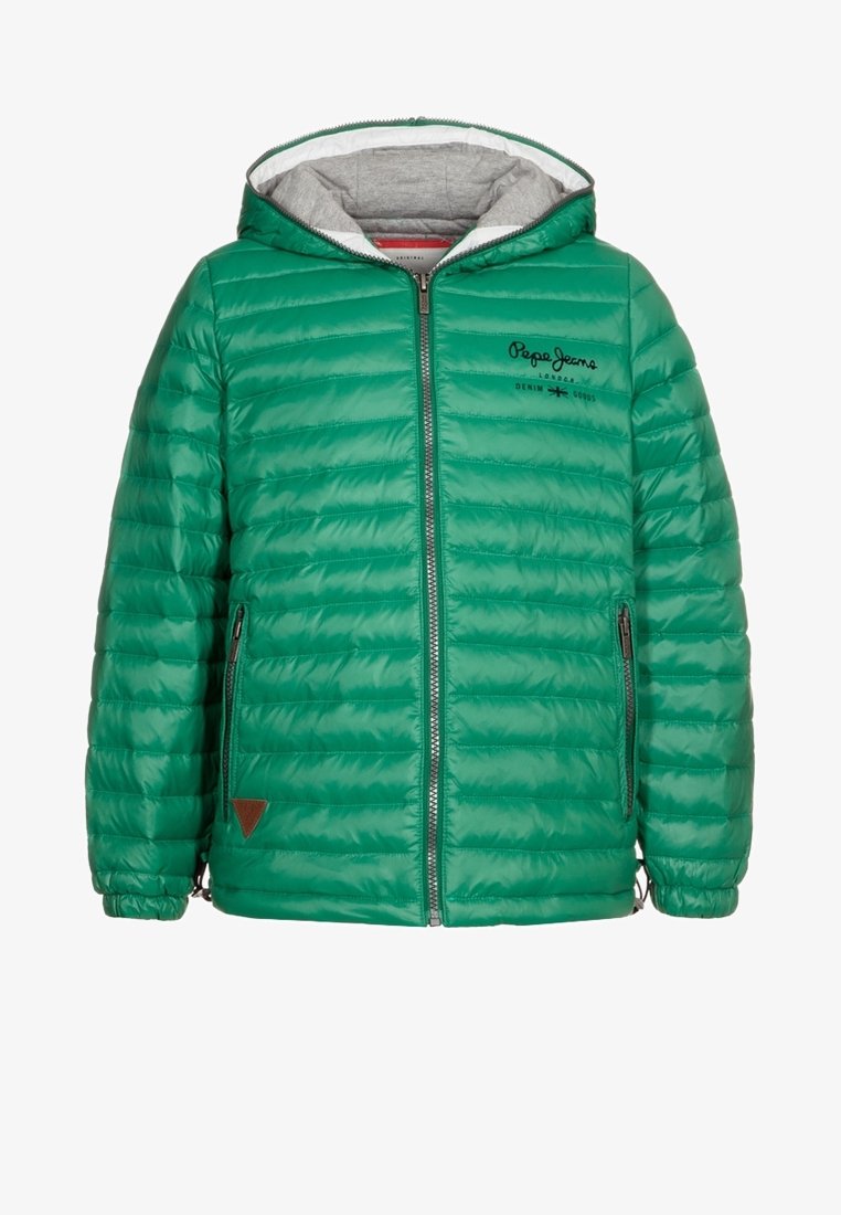 Veste matelassée verte avec capuche, fermeture éclair frontale, poches latérales zippées, doublure intérieure grise de la capuche et logo brodé noir sur la poitrine.