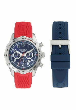 Nautica Chronograph-Uhr mit einem silbernen Edelstahlgehäuse, blauem Zifferblatt, rotem strukturiertem Silikonarmband und einem zusätzlichen blauen Armband.