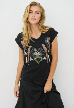 Zwart T-shirt met korte mouwen met ingewikkelde meerkleurige versieringen in een geometrisch patroon aan de voorkant. Zacht materiaal, losse pasvorm.