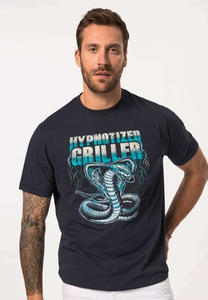 Námorně modré bavlněné tričko s velkým, detailním grafickým potiskem hada a textem "HYPNOTIZED GRILLER" v bílé a tyrkysové barvě.