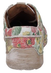 Scarpa slip-on floreale con tomaia in tessuto multicolore caratterizzata da motivi rossi, gialli e verdi. Suola in gomma color beige chiaro e interno in pelle.