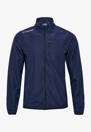 Marineblaue Windbreaker-Jacke mit einer Reißverschlusstasche auf der Brust, Stehkragen, elastischen Bündchen und leichtem, glattem Material. Logo auf der Schulter.
